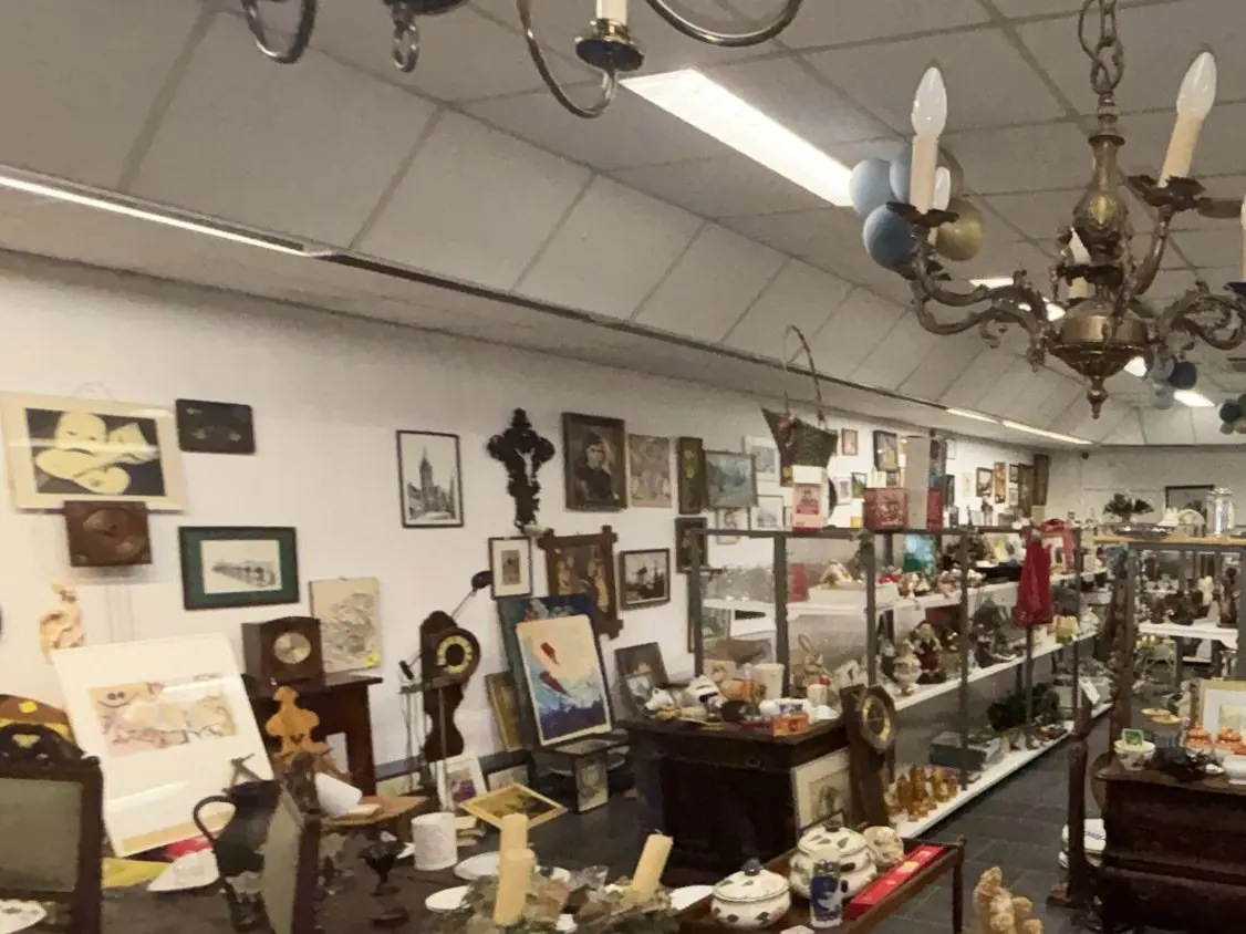Kroonluchters en lampen aan het plafond